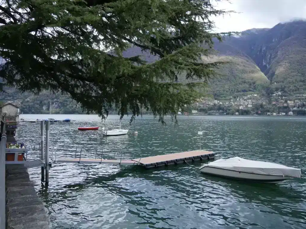 Bateau au lac de come