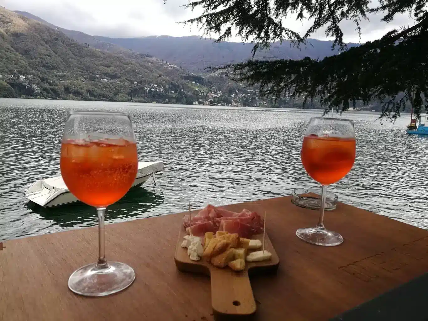 Apéritif les pieds dans l'eau du lac Como