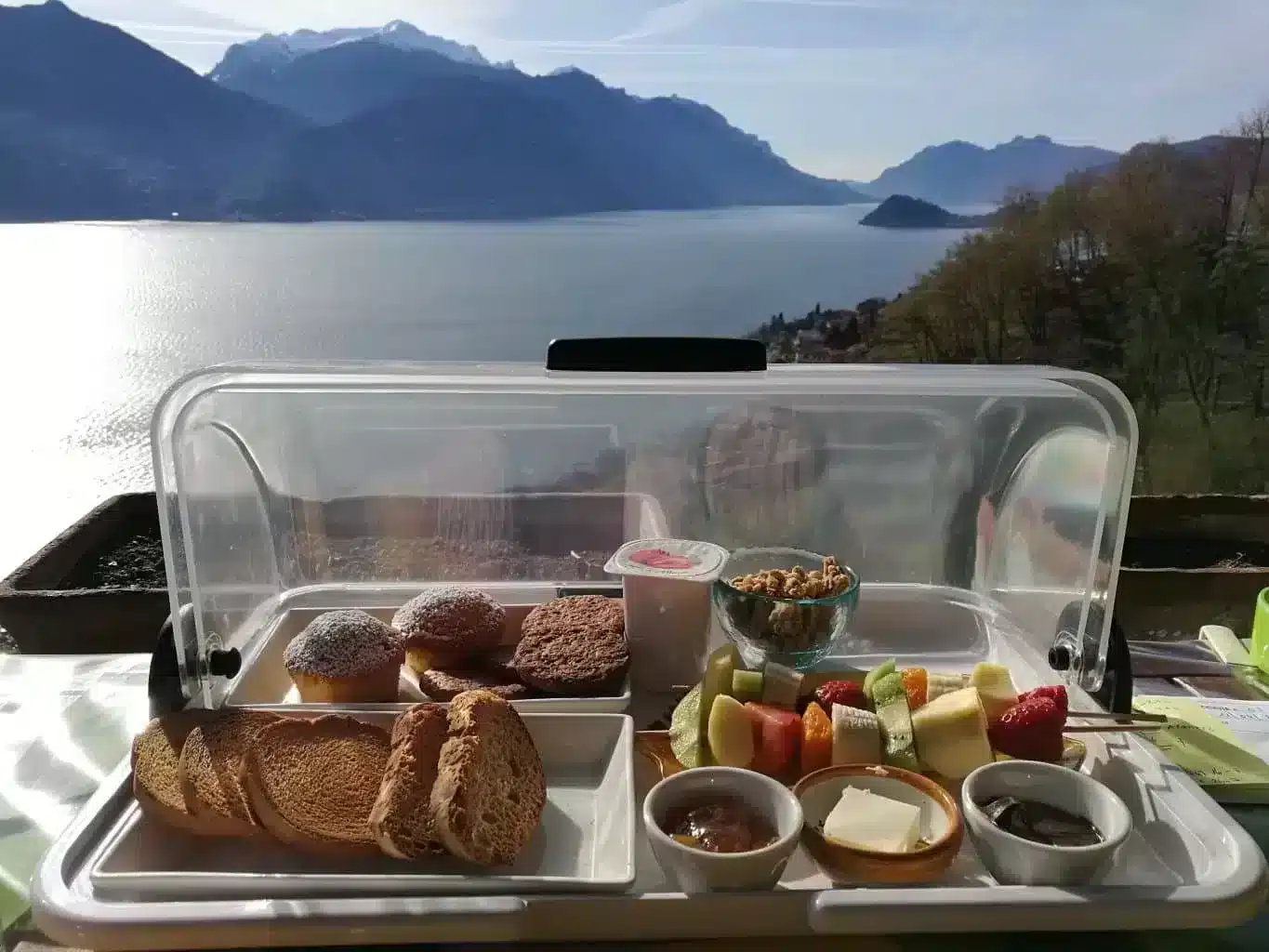 Petit déjeuné au bord du lac de Côme