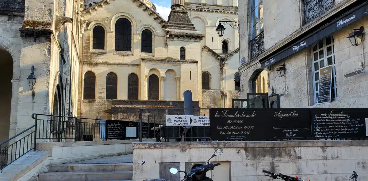 Visitar Périgueux: los favoritos de un perigordiano y nuestro itinerario para no perderse nada frente santo de la catedral de perigueux