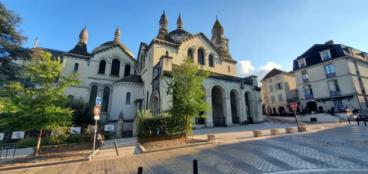 Visitar Périgueux: los favoritos de un perigordiano y nuestro itinerario para no perderse nada frente santo de la catedral de perigueux