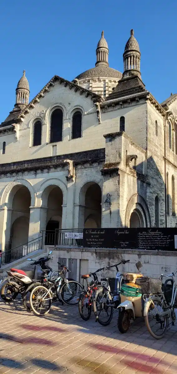 Visitar Périgueux: los favoritos de un perigordiano y nuestro itinerario para no perderse nada frente santo de la catedral de perigueux