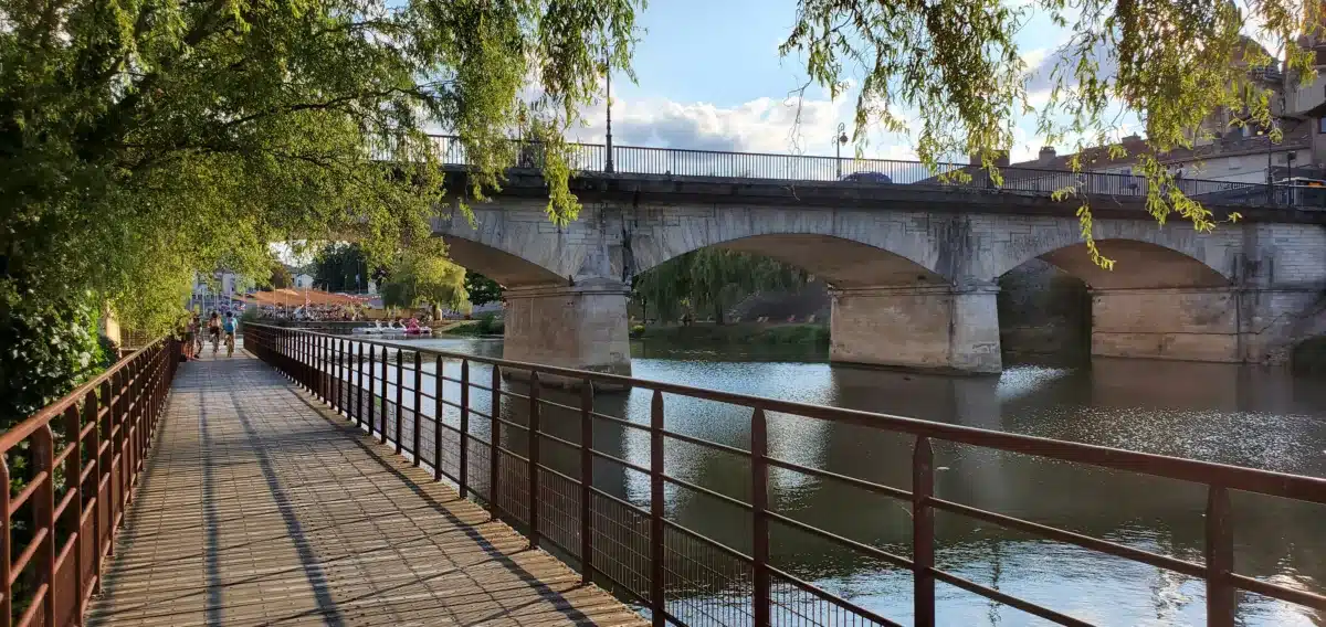 Visitar Périgueux: los favoritos de un perigordiano y nuestro itinerario para no perderse nada visita perigueux quai de l'isle