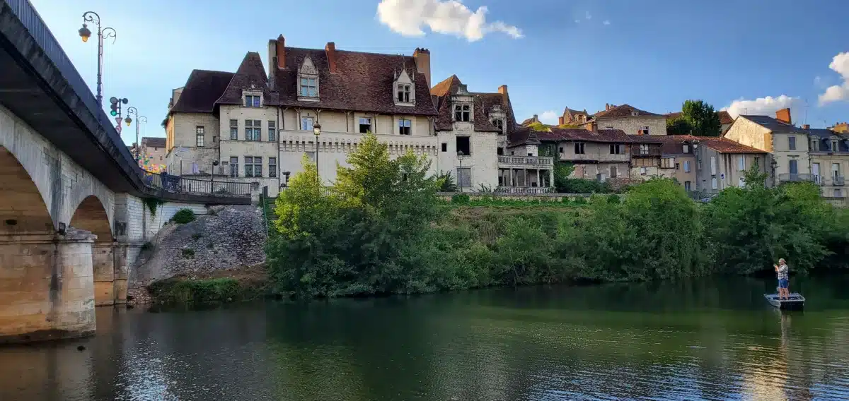Visitar Périgueux: los favoritos de un perigordiano y nuestro itinerario para no perderse nada fachada de la catedral de perigueux desde los muelles
