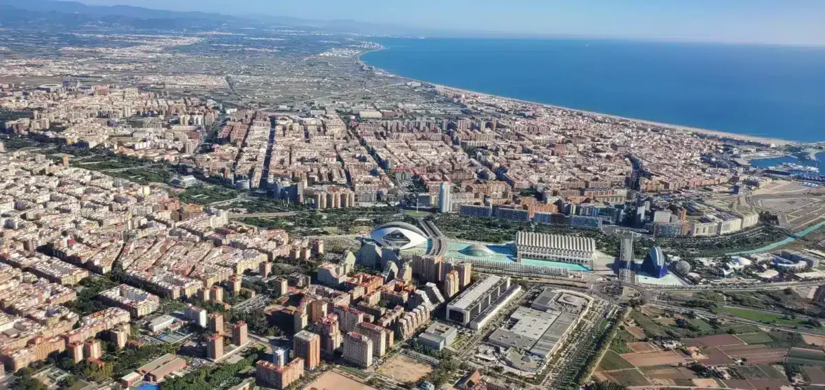 Visit Valencia (Spain) on foot, things to do and what to see in 1 or 2 days? valencia spain plane
