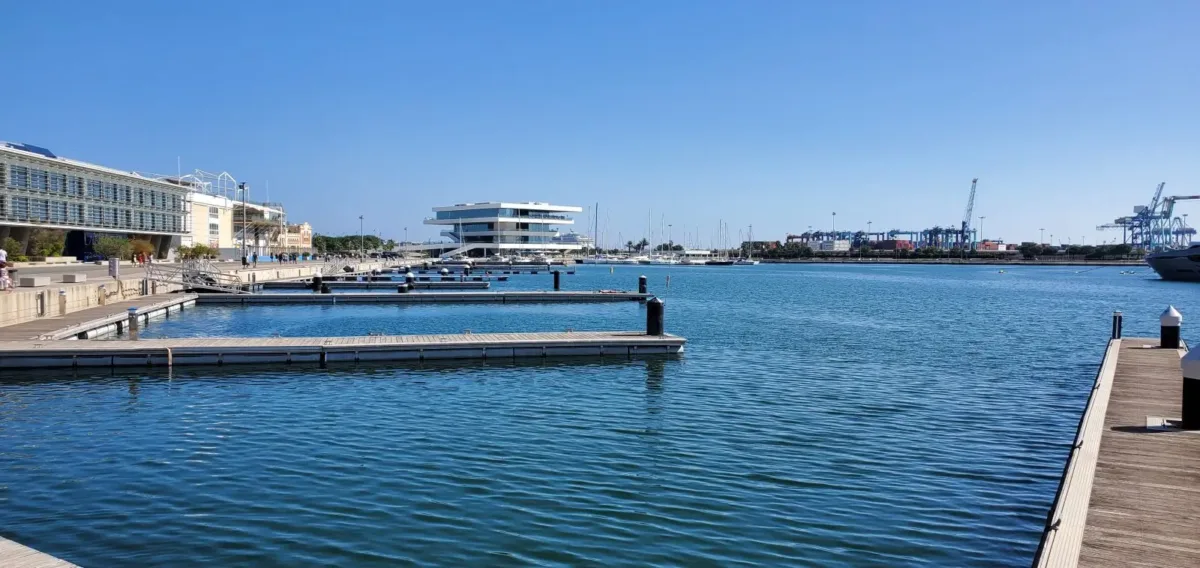Visit Valencia (Spain) on foot, things to do and what to see in 1 or 2 days? port valence