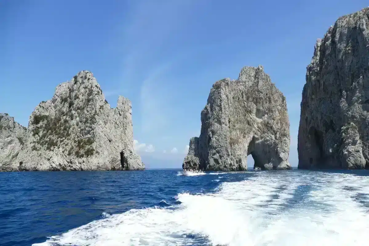 Visite Capri en 1 día, a pie o en barco: nuestros imprescindibles para no perderse nada de esta isla de ensueño. capri