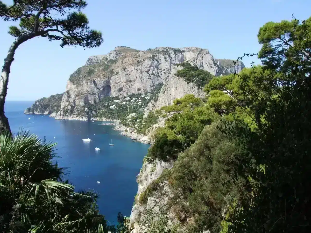 Visite Capri en 1 día, a pie o en barco: nuestros imprescindibles para no perderse nada de esta isla de ensueño. capri
