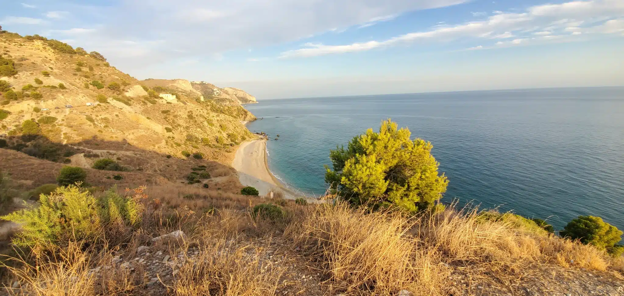 Recorrido por Europa en vehículo transformado: nuestro artículo práctico, itinerario, presupuesto e informe detallado sobre nuestros 10 meses en autocaravana Playa spain wild spot camping car