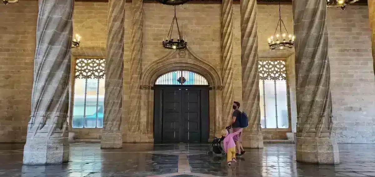 Visit Valencia (Spain) on foot, things to do and what to see in 1 or 2 days? Lonja de la Seda museum valencia spain