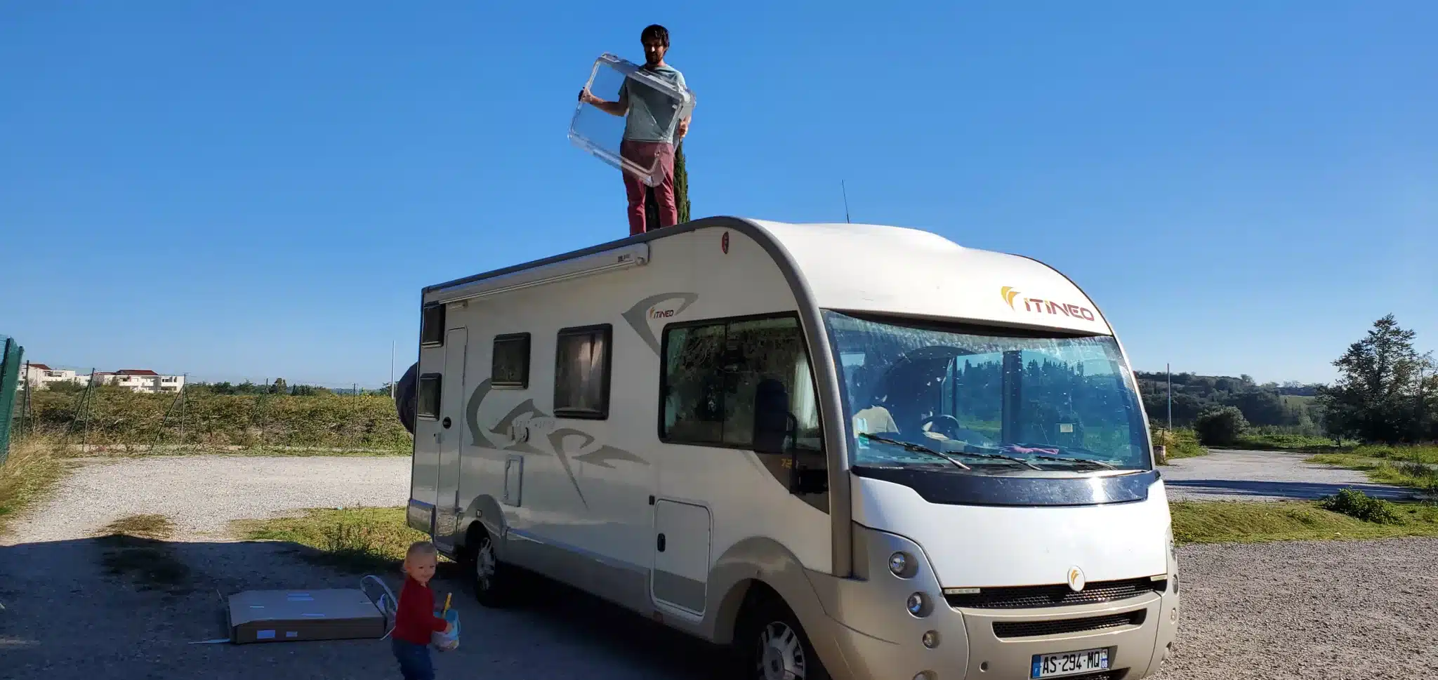 Recorrido por Europa en vehículo transformado: nuestro artículo práctico, itinerario, presupuesto e informe detallado sobre nuestros 10 meses en autocaravana cambio de la claraboya de la furgoneta camper
