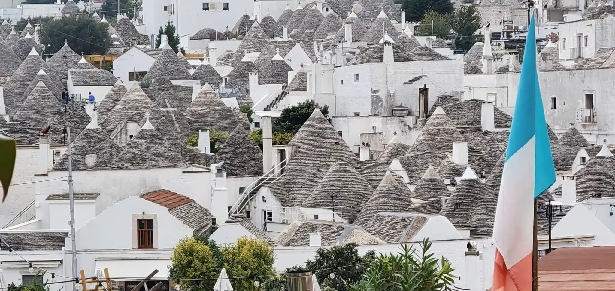 Recorrido por Europa en vehículo transformado: nuestro artículo práctico, itinerario, presupuesto e informe detallado sobre nuestros 10 meses en autocaravana Alberobello