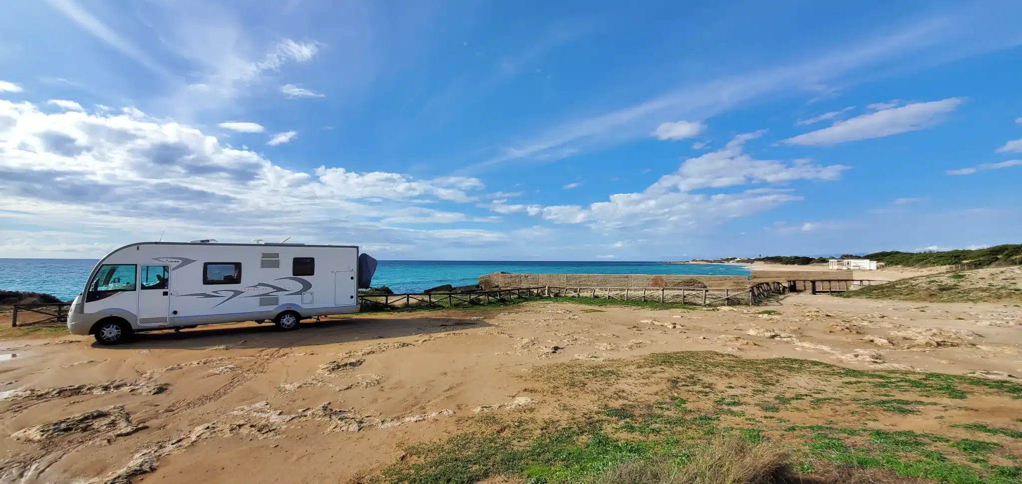 Recorrido por Europa en vehículo transformado: nuestro artículo práctico, itinerario, presupuesto e informe detallado sobre nuestros 10 meses en autocaravana Camping salvaje Italia