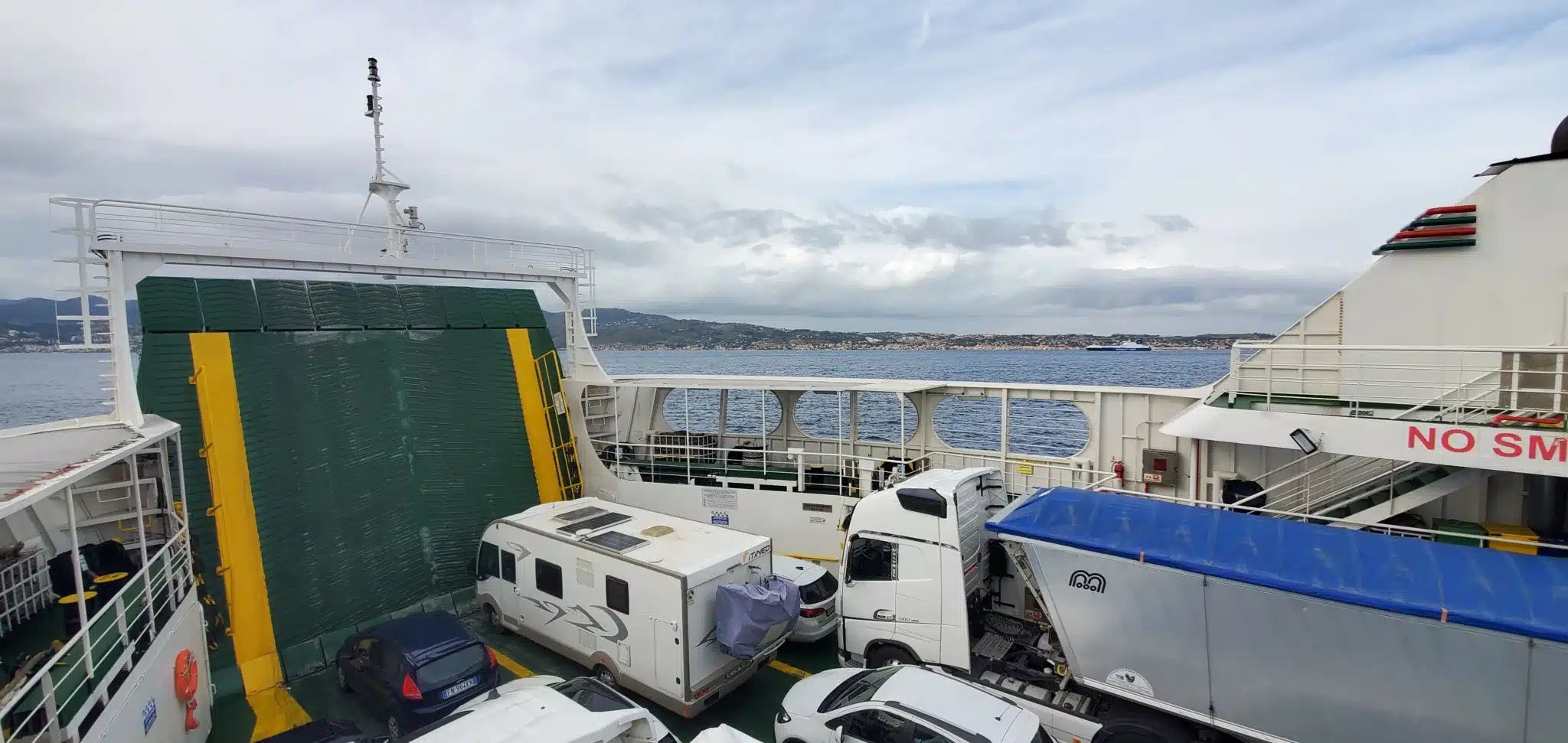 Recorrido por Europa en vehículo transformado: nuestro artículo práctico, itinerario, presupuesto e informe detallado sobre nuestros 10 meses en autocaravana ferry a Sicilia
