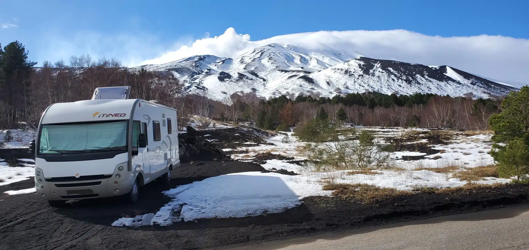Recorrido por Europa en vehículo transformado: nuestro artículo práctico, itinerario, presupuesto e informe detallado sobre nuestros 10 meses en autocaravana Etna en Sicilia, foco de vehículo transformado