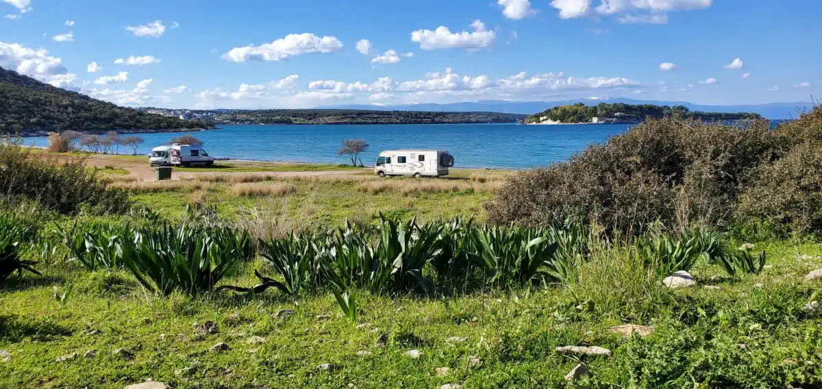 Recorrido por Europa en vehículo transformado: nuestro artículo práctico, itinerario, presupuesto e informe detallado sobre nuestros 10 meses en autocaravana Paraje natural para autocaravanas en Grecia, recorrido por Europa