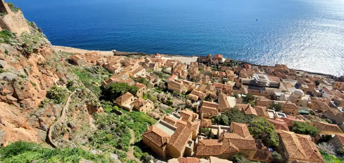 Recorrido por Europa en vehículo transformado: nuestro artículo práctico, itinerario, presupuesto e informe detallado sobre nuestros 10 meses en autocaravana Monemvasia Grecia