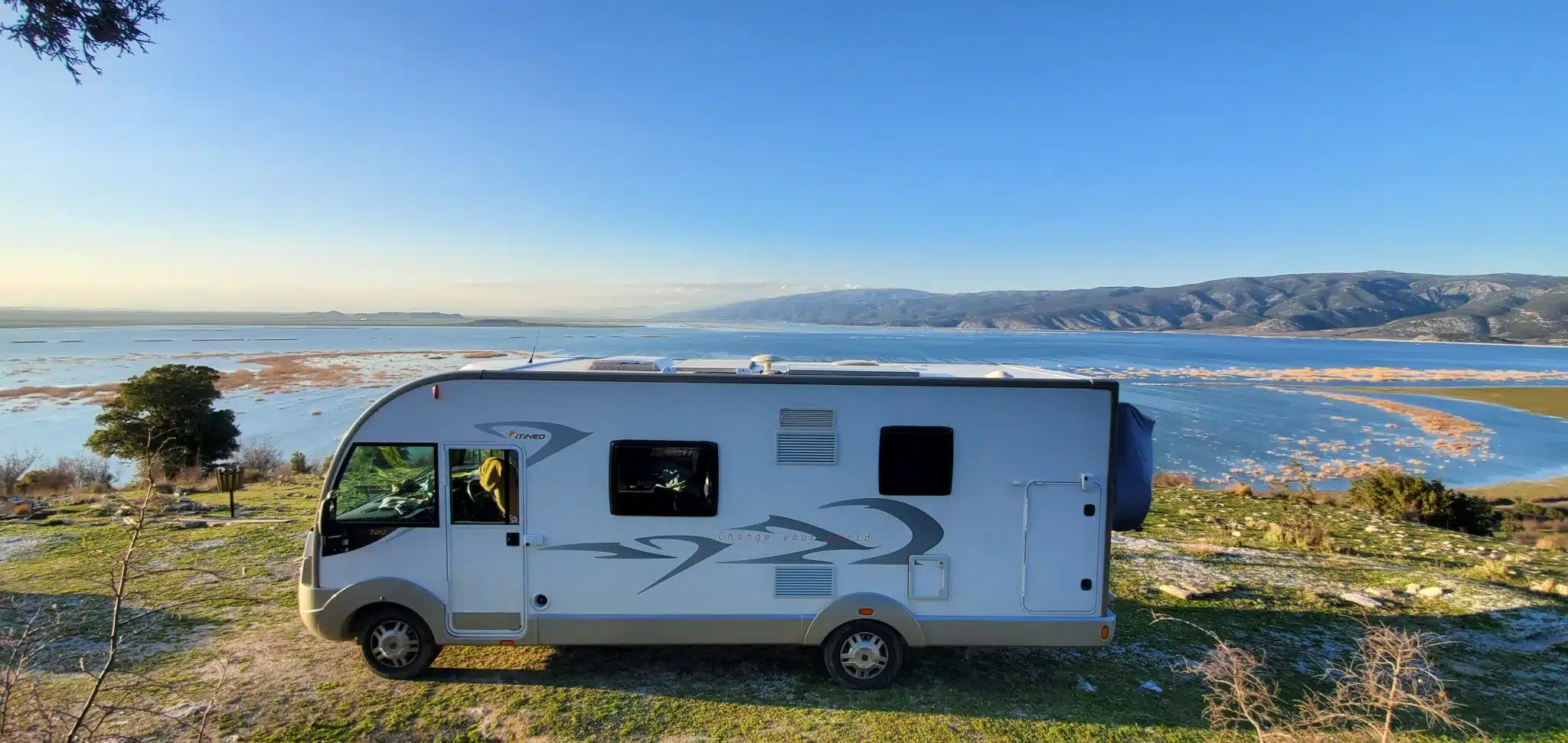 Recorrido por Europa en vehículo transformado: nuestro artículo práctico, itinerario, presupuesto e informe detallado sobre nuestros 10 meses en autocaravana Vuelta a Europa