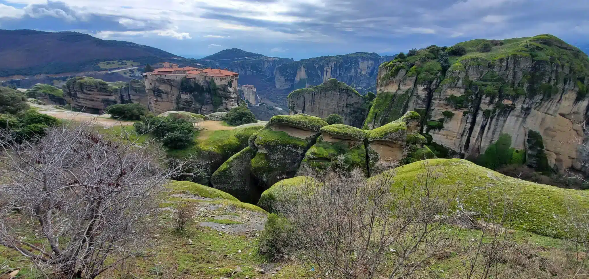 Recorrido por Europa en vehículo transformado: nuestro artículo práctico, itinerario, presupuesto e informe detallado sobre nuestros 10 meses en autocaravana Meteora en Grecia