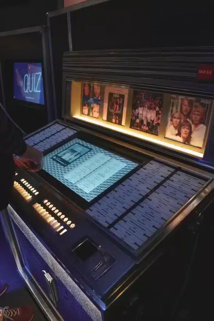 Visite el museo Abba y descubra todo sobre el legendario grupo de pop sueco una máquina con pantalla