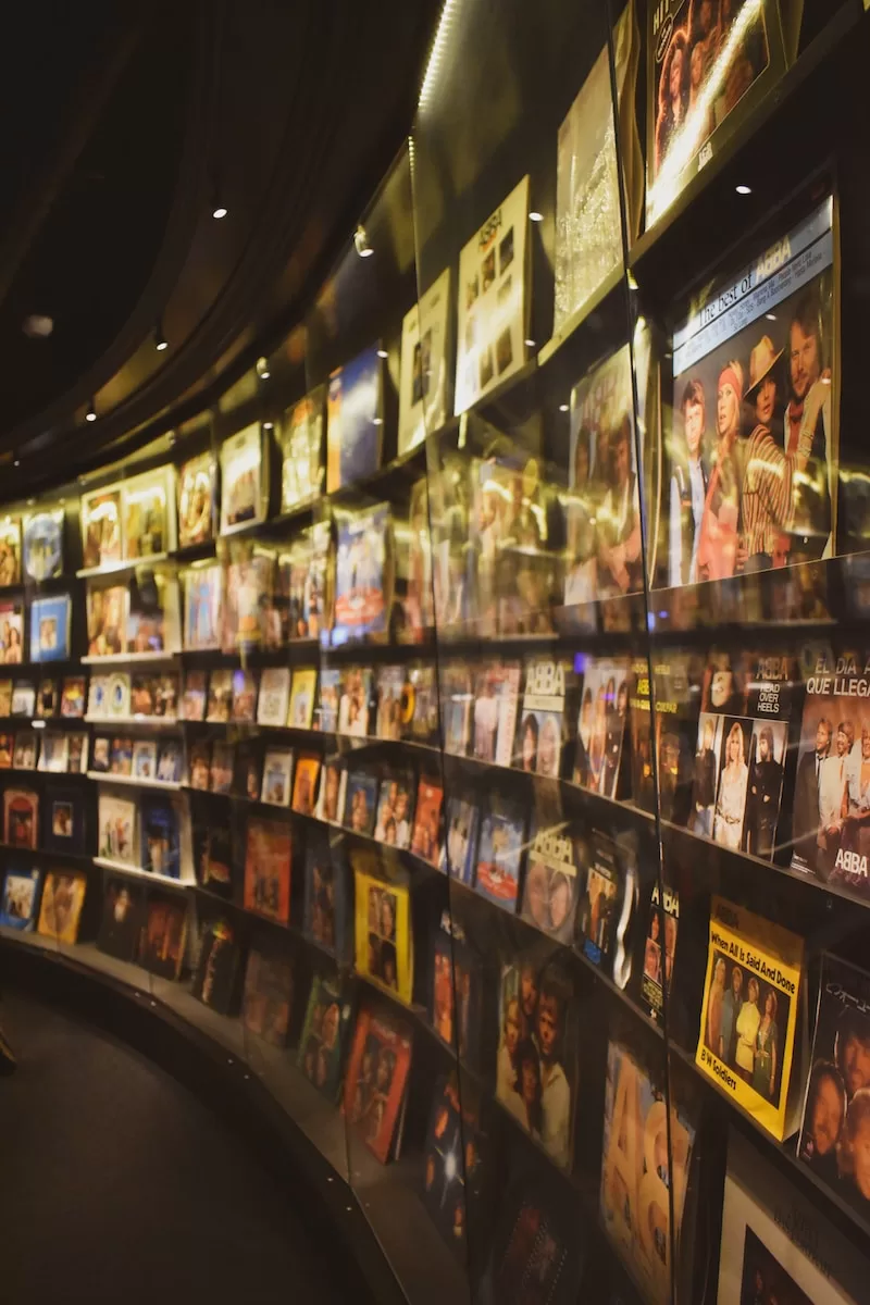 Visite el museo Abba y descubra todo sobre el legendario grupo de pop sueco un muro de videojuegos