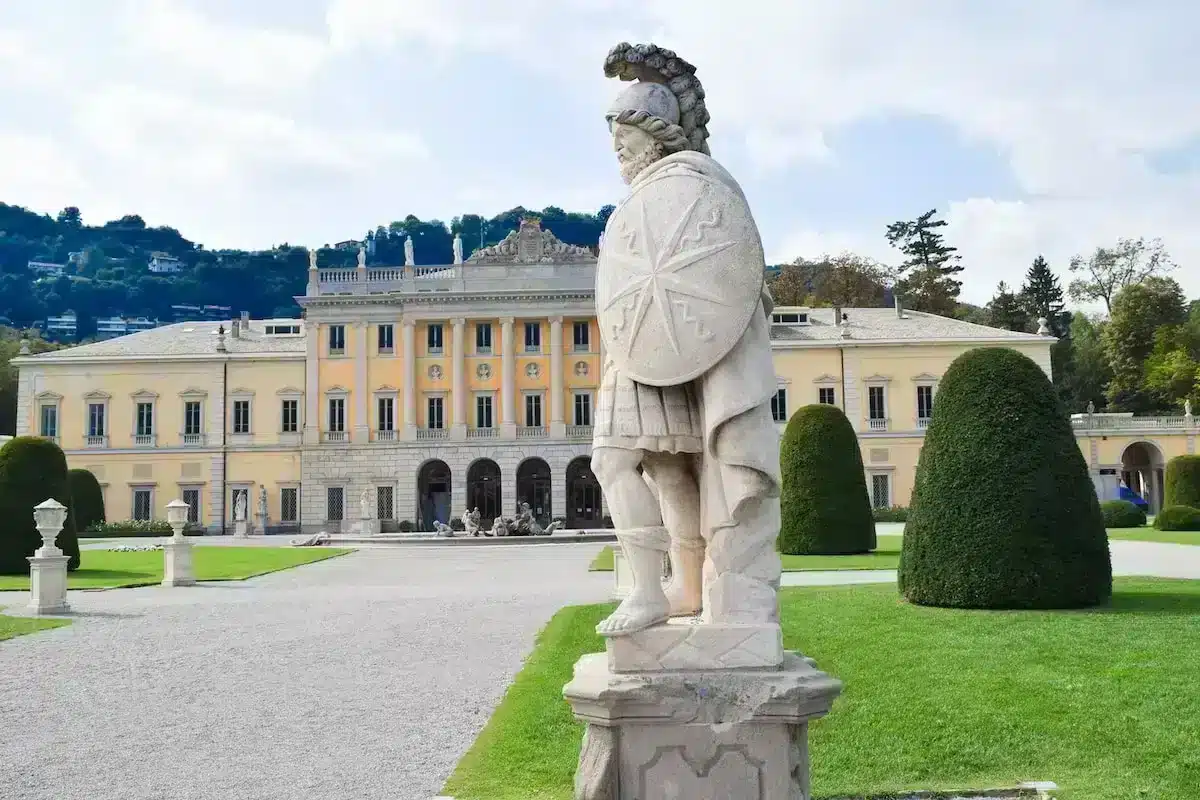 Visita il giardino e gli esterni di Villa Olmo