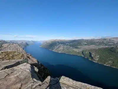 Preikestolen norvège, la vue sur les eaux du du Lyselfjord