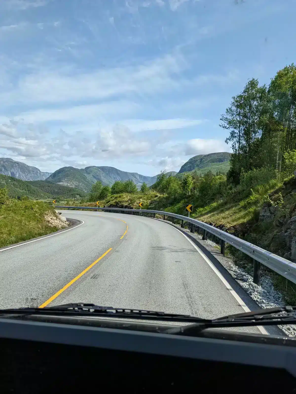 Our road trip in Scandinavia in a converted vehicle: our complete guide Road between Stavanger and the Preikestolen in Norway