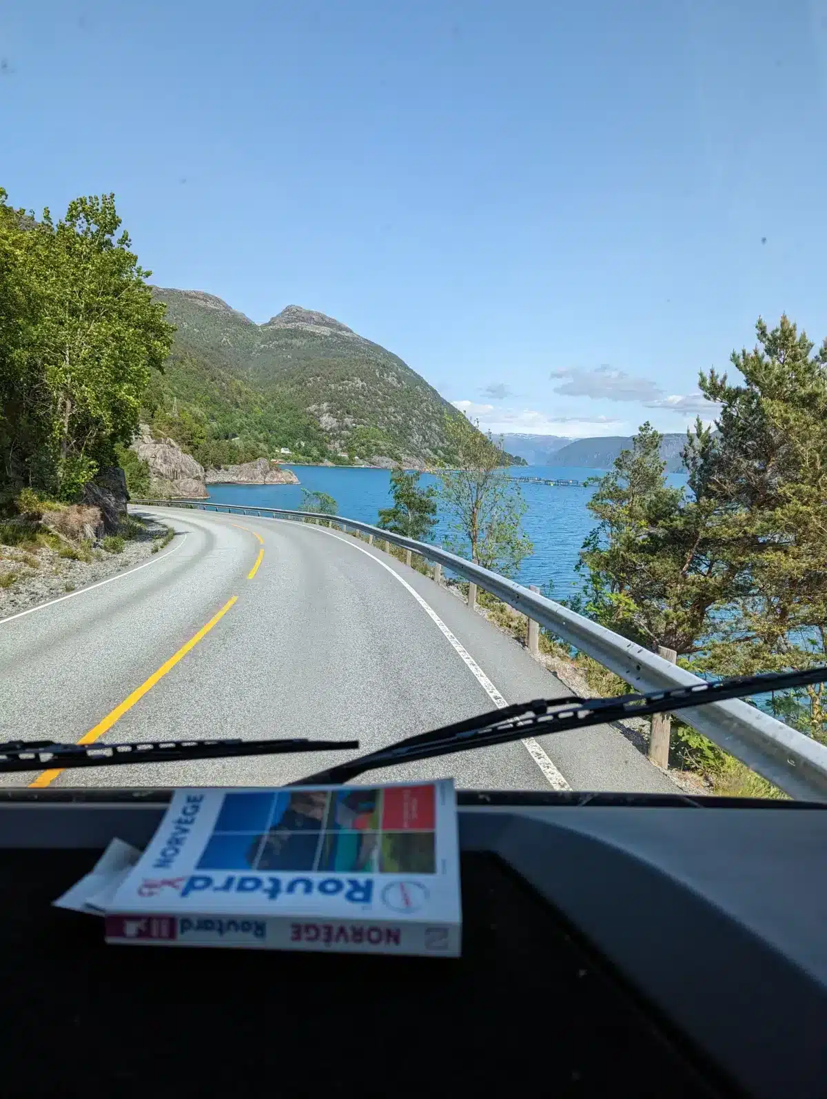 Our road trip in Scandinavia in a converted vehicle: our complete guide Road between Stavanger and the Preikestolen in Norway