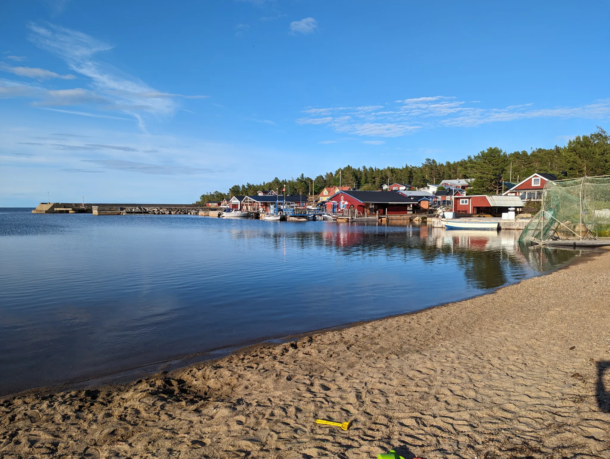 Que faire en Suède ? visiter village côtier port et des maisons rouges
