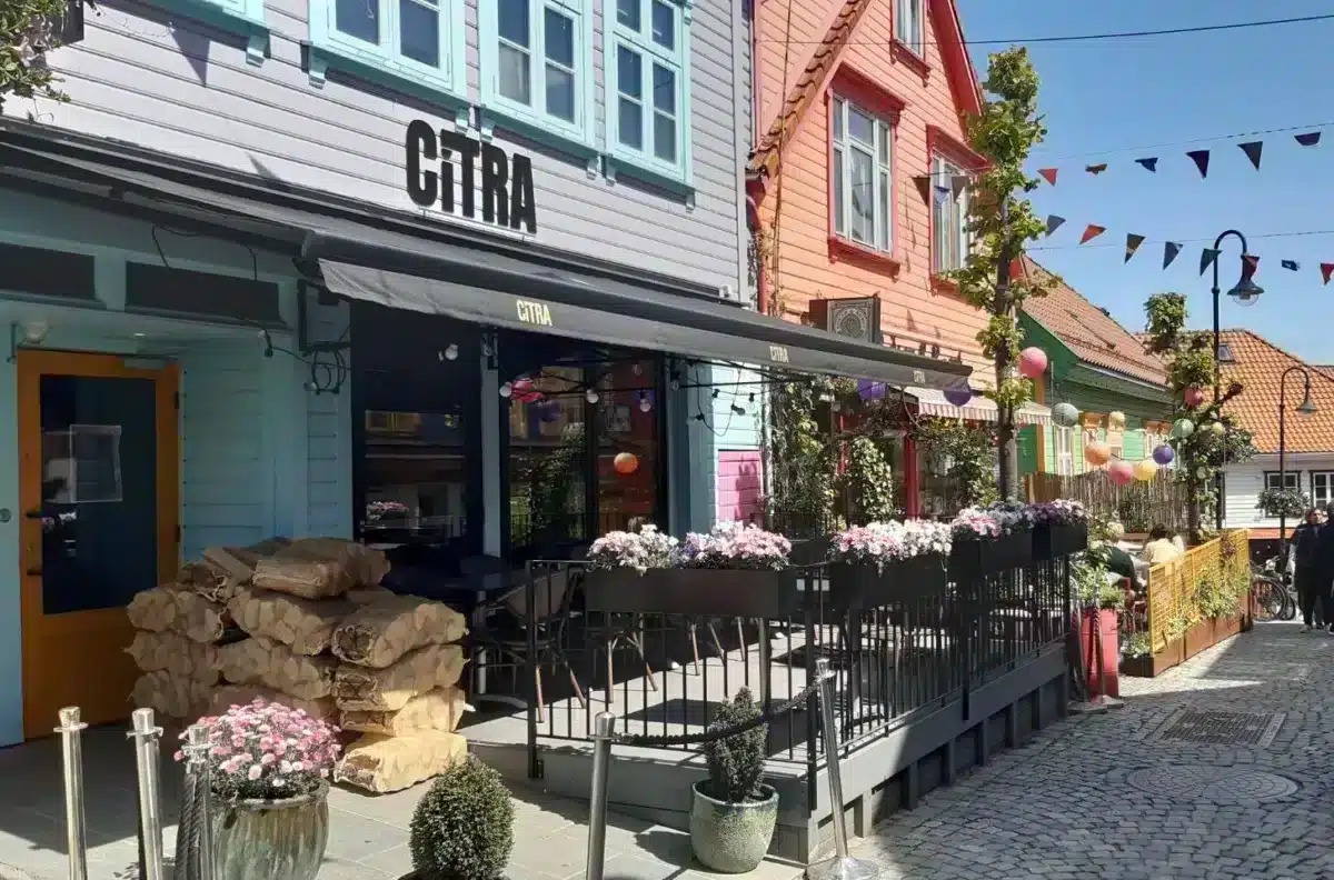 What to see and do in Stavanger, Norway? our complete guide Stavanger colorful street Øvre Holmegate Norway