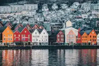 bergen quartier bryggan hiver neige