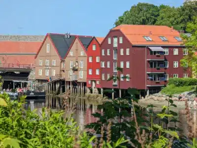 maison colorées sur pilotis trondheim norvege