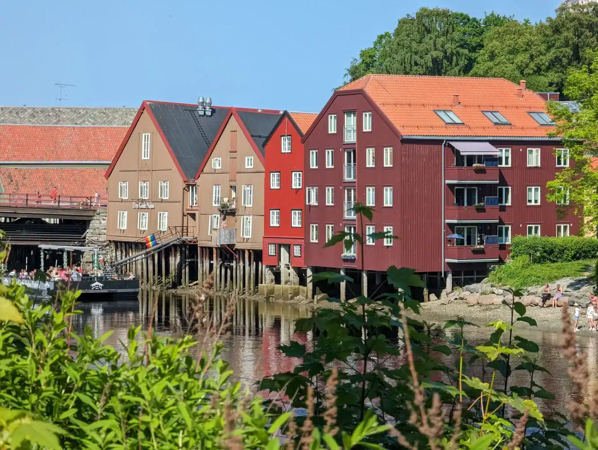 maison colorées sur pilotis trondheim norvege