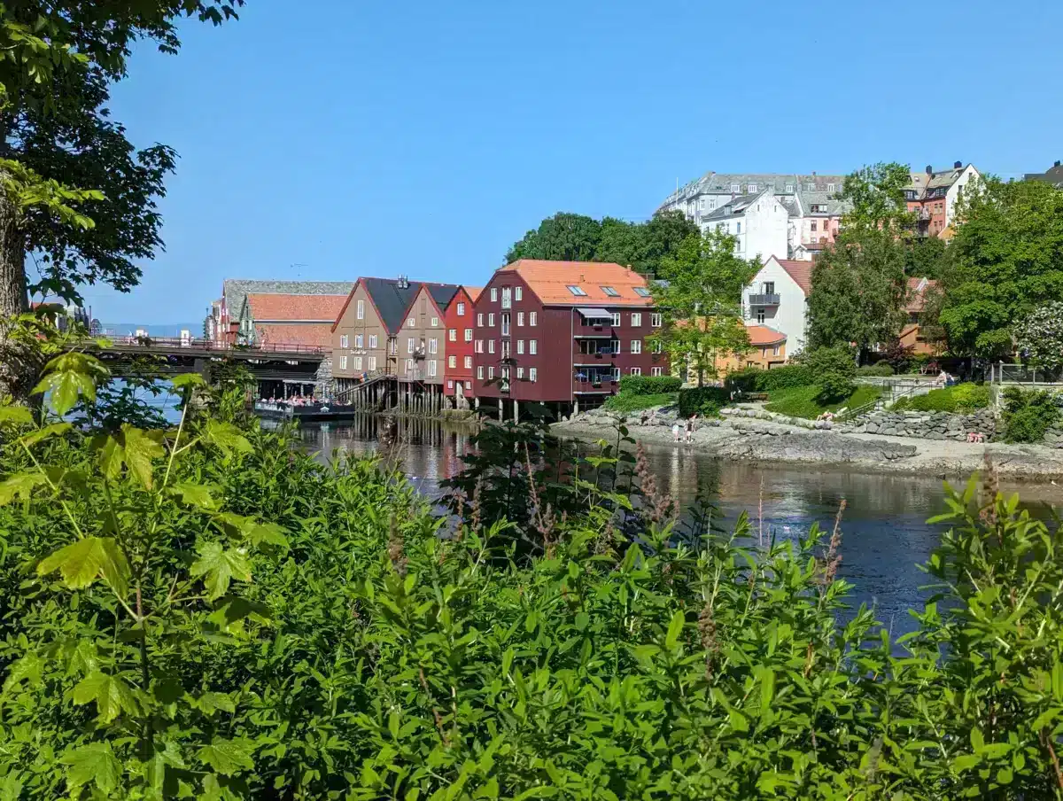 colorida casa sobre pilotes trondheim noruega