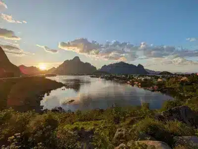 iles lofoten village Reine norvege soleil de minuit