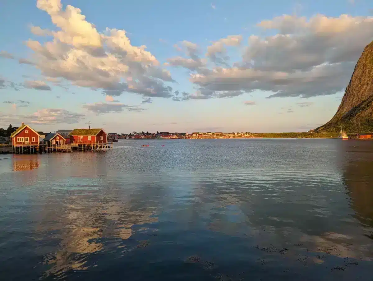 islas lofoten pueblo reina noruega sol de medianoche