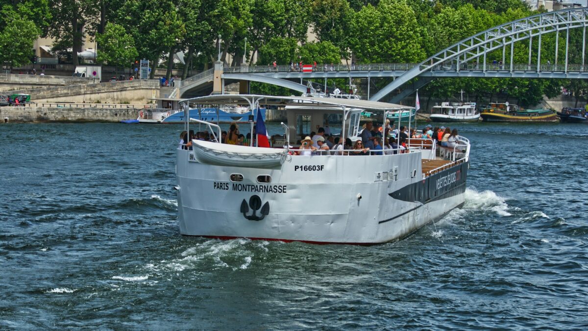 Paris canal saint martin cruise