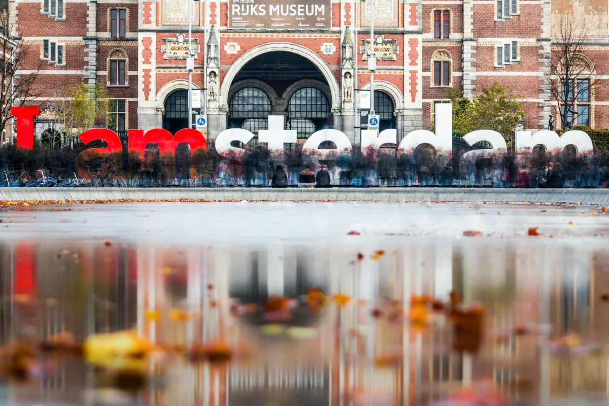 Warum sollten Sie in Amsterdam Urlaub machen? Das berühmte I amsterdamer Zeichen vor dem Rijksmuseum mit Herbstreflexionen im Hintergrund.