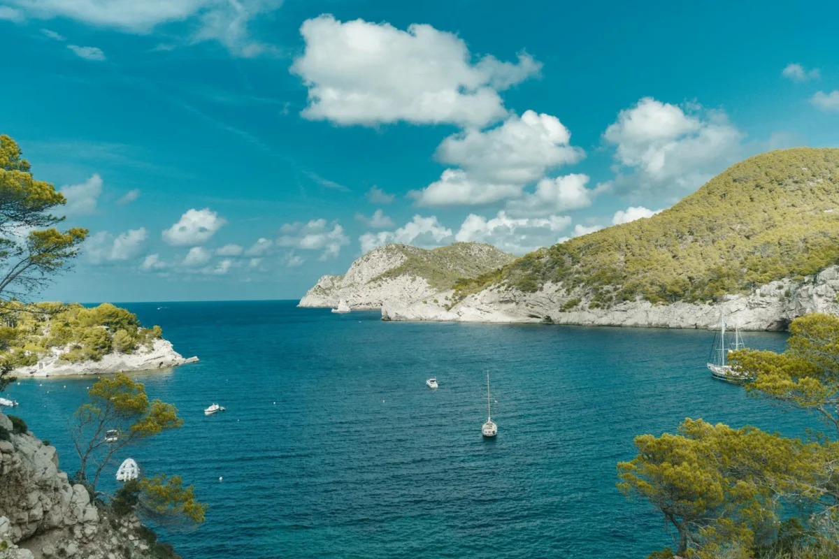 La guida definitiva di Ibiza: luoghi iconici e fughe segrete Splendida vista estiva del Mar Mediterraneo con barche a vela a Ibiza, Spagna.