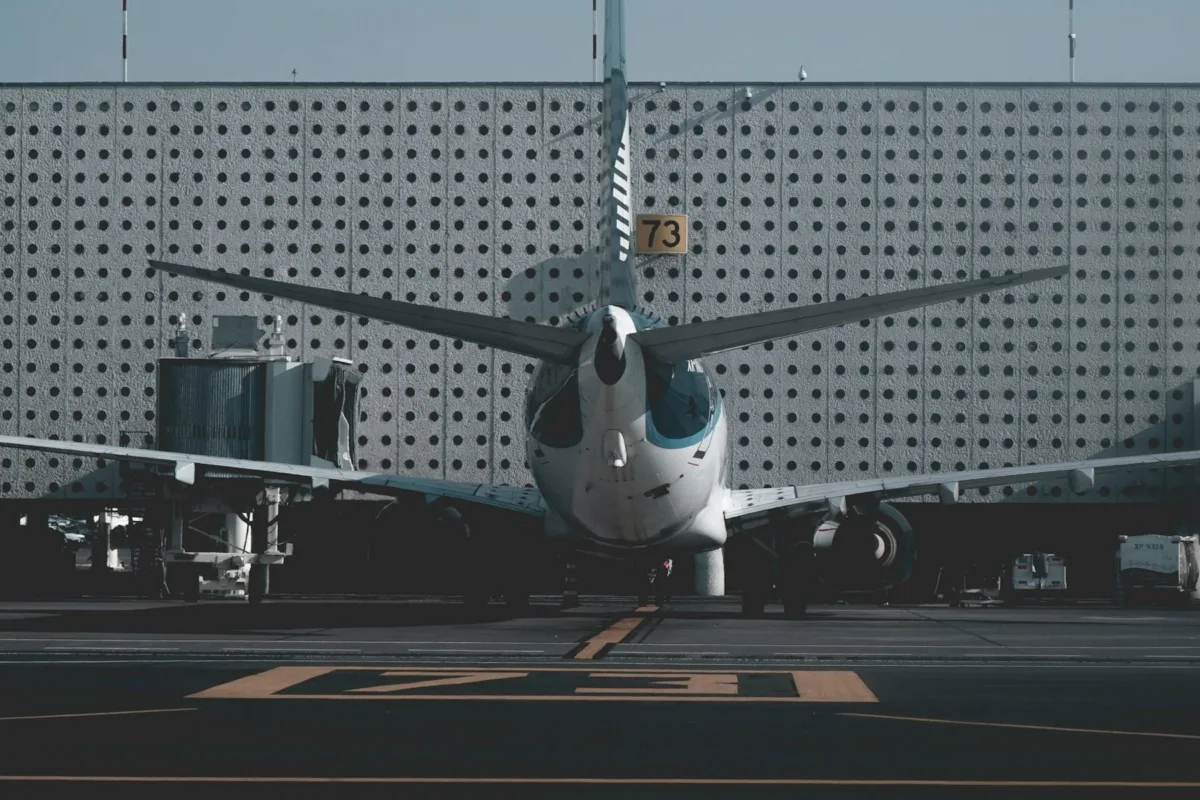 Retrasos de vuelos: ¿cómo obtengo una indemnización? avión aeropuerto