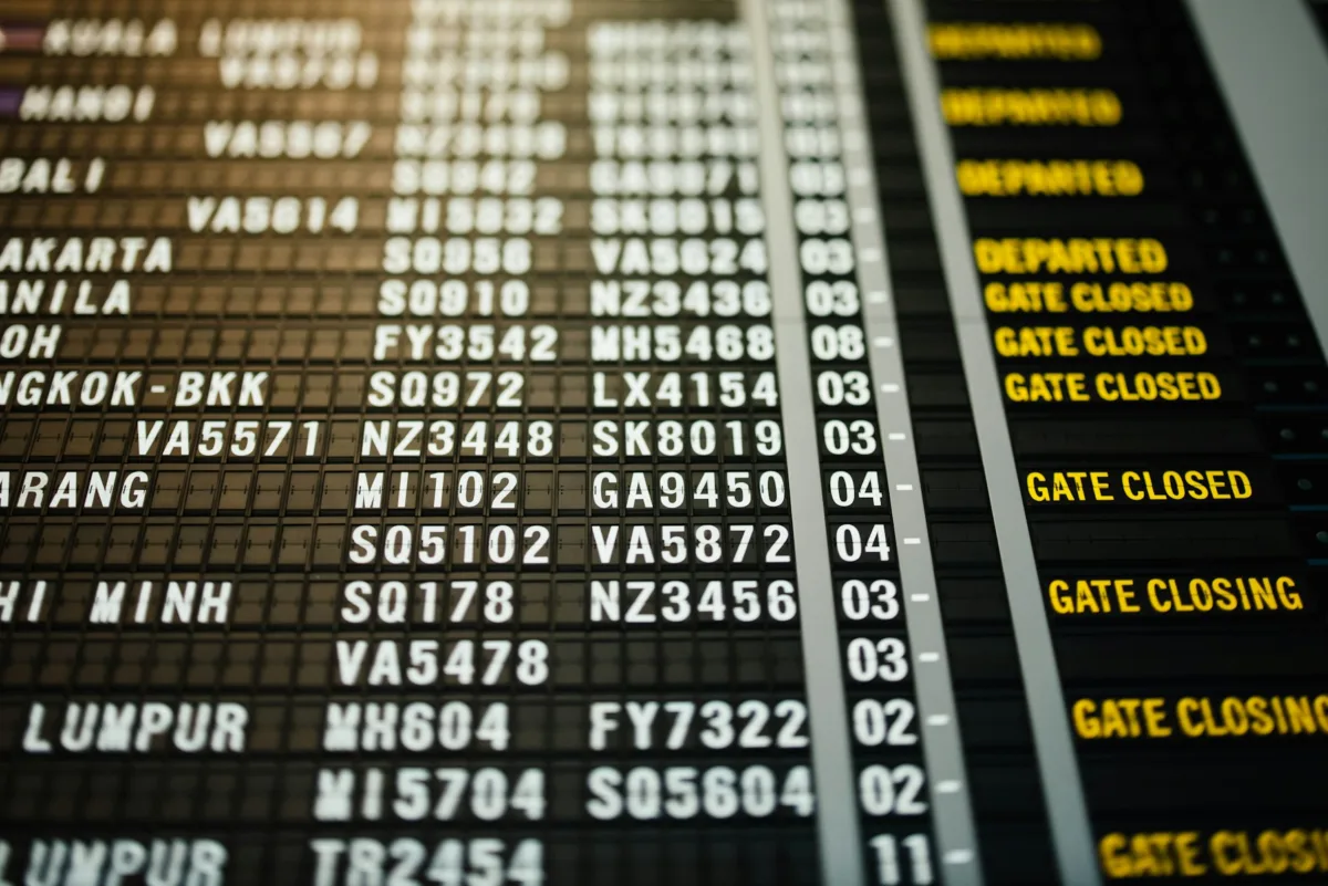 Retrasos de vuelos: ¿cómo obtengo una indemnización? avión aeropuerto