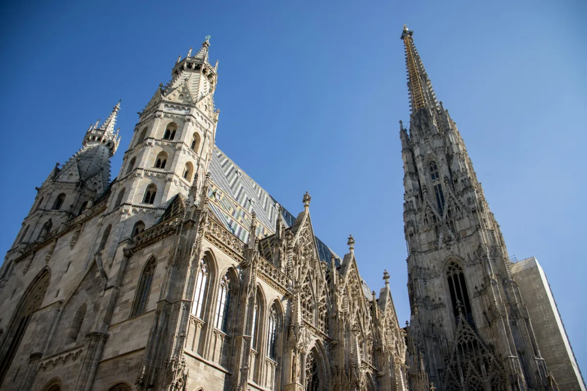La nostra top 5 a Vienna un'alta cattedrale con un orologio al suo fianco