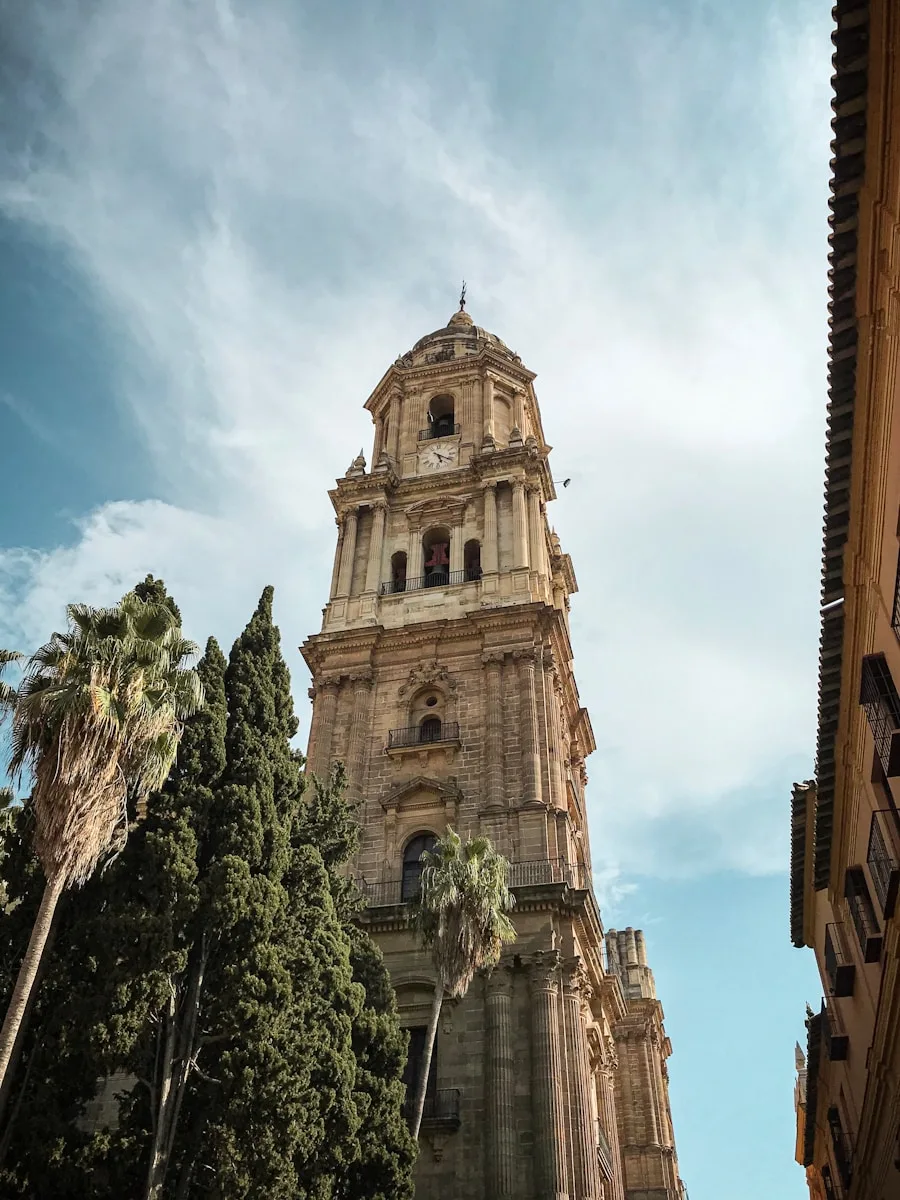 catedral bajo el cielo azul