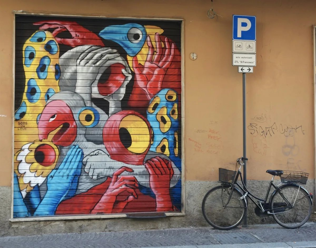 persiana con graffiti junto al aparcamiento de bicicletas urbano cerca de la pared