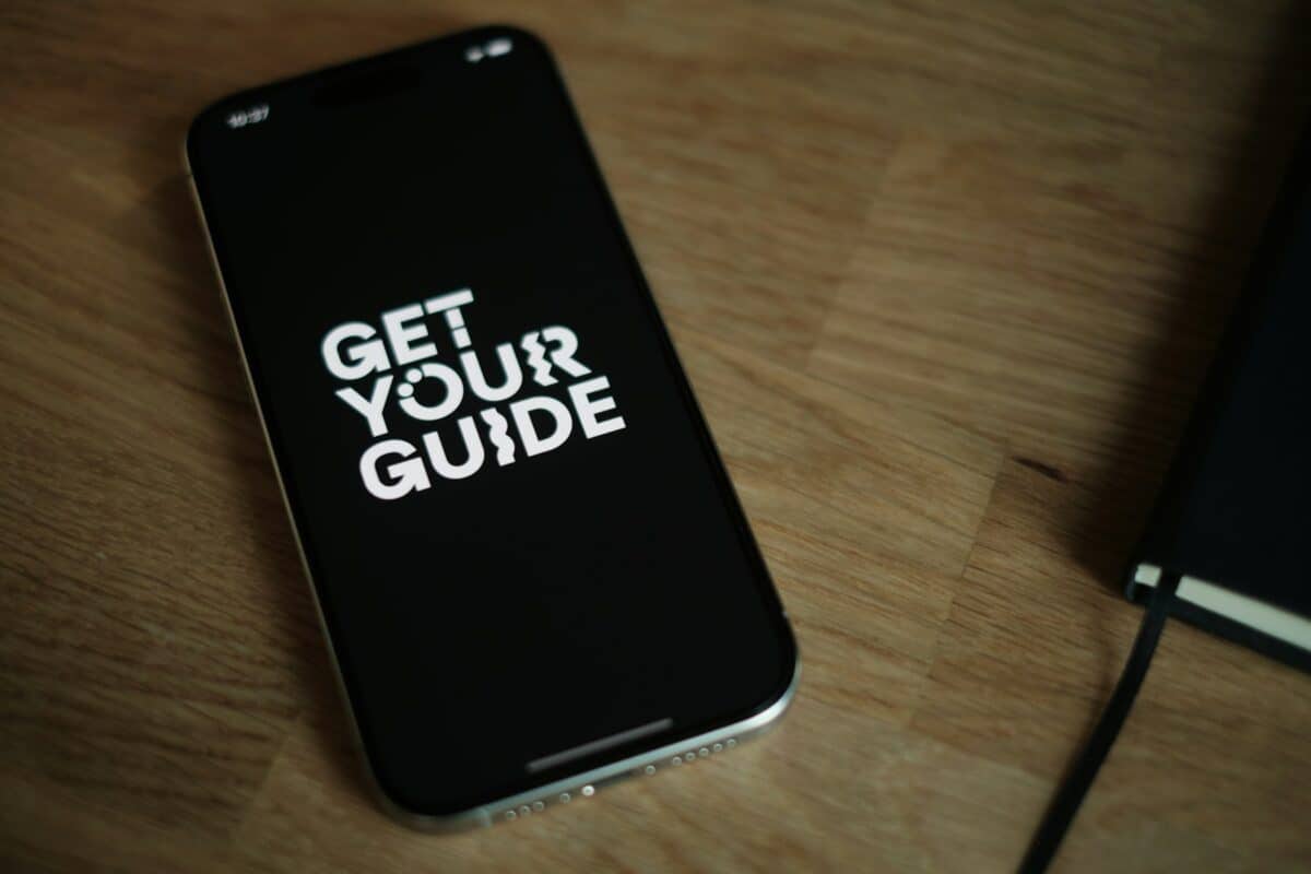 Ein Mobiltelefon, das auf einem Holztisch sitzt.