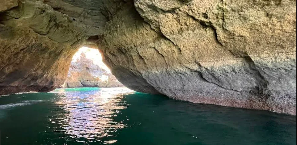 Besichtigung der Höhle von Benagil in Portugal: per Boot, zu Fuß oder mit dem Kajak Höhle von Benagil