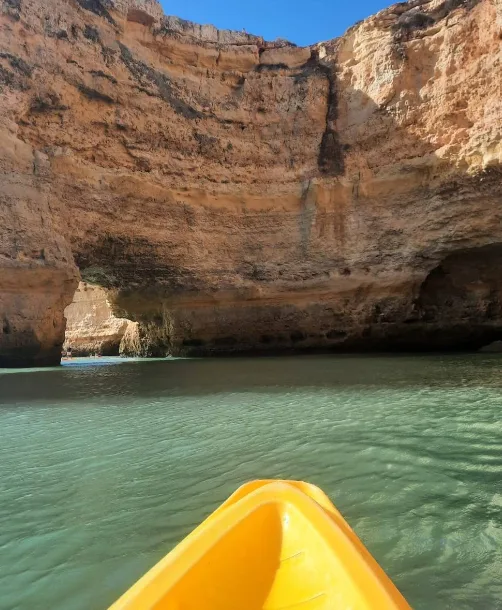 Besichtigung der Höhle von Benagil in Portugal: per Boot, zu Fuß oder mit dem Kajak Höhle von Benagil