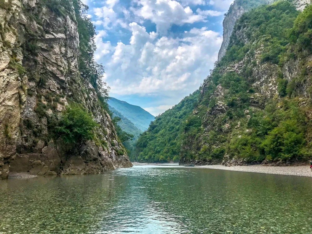 Nos incontournables pour un premier voyage en Albanie Le lac de Komani albanie