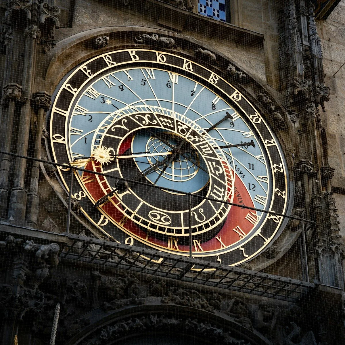 Combien de jours pour visiter Prague ? a large clock on the side of a building